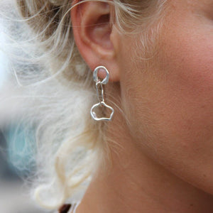Smukke sterlingsølv øreringe der hænger. byMilles kvalitetssmykker. Designet i Danmark af arkitekt Mille Hammer