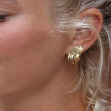 Indlæs billede til gallerivisning byMille-øreringe-VibrantFlow-guld-smykkedesign
