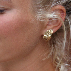 byMille-øreringe-VibrantFlow-guld-smykkedesign